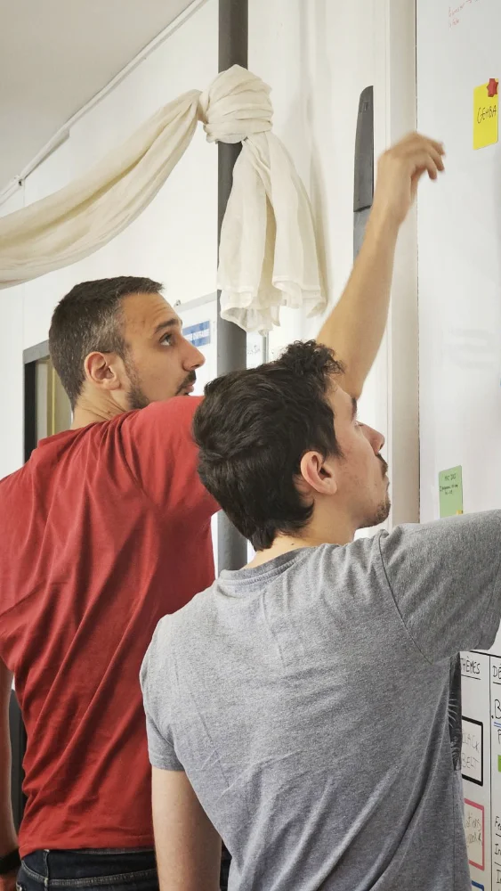 Deux développeurs collaborant sur un tableau de planification